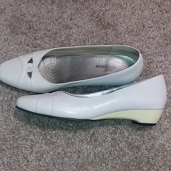 Cream wedges Size 7 - Picture 4 of 5